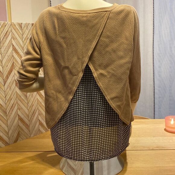 The Limited  Women's Tan Knitted 3/4 Sleeves Shirttail Split Back Blouse  Size M - Picture 1 of 11